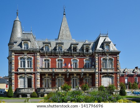 The mayor\'s office of Lourdes is situated in three mansions built at the beginning of the twentieth century.