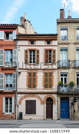 The city of Toulouse has its own property type, called Petites Toulousaines. The dominant color of these houses is the red. Bricks are the dominant material. The symmetrical design is really typical.