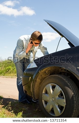 How to repair the car. The young man consults by phone.