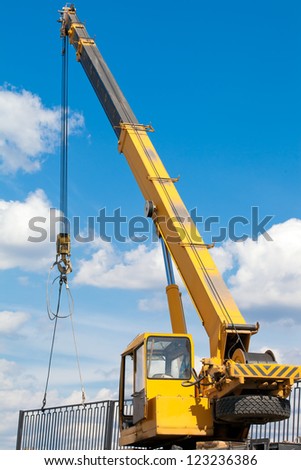 Installation of a fence by a mobile crane
