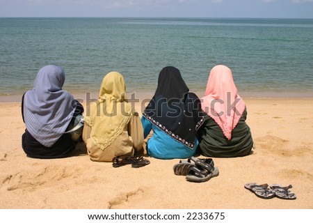 stock-photo-muslim-women-on-the-beach-22