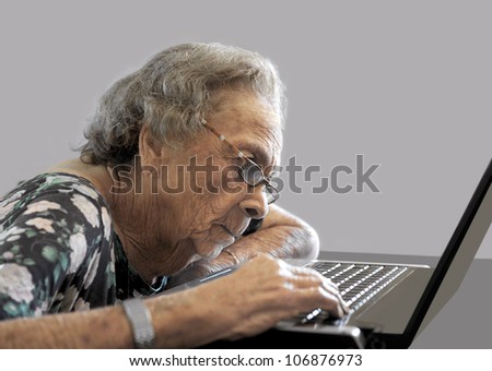 Frustrated senior woman can\'t figure out the computer