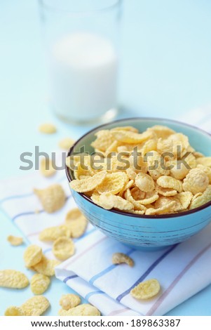 fresh oat flakes in a blue bowl, in a studio