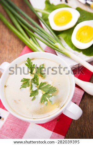 vegetarian green soup with a onion, eggs and bread