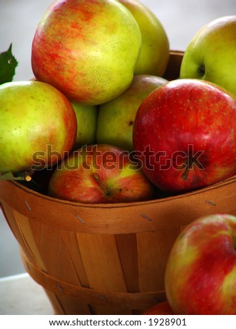 apples for sale at farmer\'s market