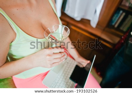 hand laptop champagne women