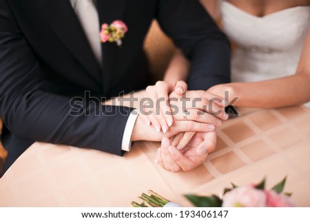 hands of the bride groom table