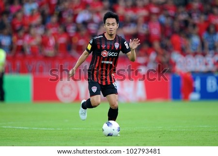 NONTHABURI THAILAND-MAY17:Pichitphong Choeichiu (red)of SCGMuangthong Utd.run with the ball during Thai Premier League between SCGMuangthong Utd.and Army United FC.on May17,2012 in Nonthaburi,Thailand