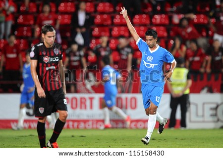NONTHABURI THAILAND-SEPTEMBER 5:Noppol Pol-udom (blue) of TOT S.C. celebrate victory during Toyota League Cup between SCG Muangthong utd.and TOT S.C..at SCG Stadium on Sep5,2012 in Nonthaburi,Thailand