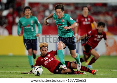 NONTHABURI,THAILAND-MAY 01:Tomoya Ugajin (green) of Urawa Red Diamonds in action during the AFC Champions League between Muangthong Utd.and Urawa Red Diamonds at SCG stadium on May 1,2013 in,Thailand.