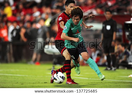 NONTHABURI,THAILAND-MAY 01:Shinya Yajima #29 (R) of Urawa Red Diamonds in action during the AFC Champions League between Muangthong Utd.and Urawa Red Diamonds at SCG stadium on May 1,2013 in,Thailand.