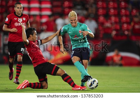 NONTHABURI,THAILAND-MAY01:Marcio Richardes (R) of Urawa Red Diamonds in action during the AFC Champions League between Muangthong Utd.and Urawa Red Diamonds at SCG Stadium on May1,2013 in,Thailand.