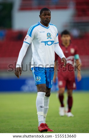PATHUM THANI,THAILAND-JULY 21:Bas Savage (R) of  TOT SC in action during Thai Premier League between InseePolice UTD.and TOT SC.at Thammasat Stadium on July,2013 in Thailand