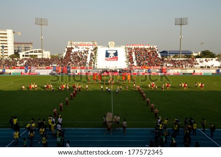 SUPHANBURI-THAILAND JANUARY 1:Unidentified show Thai dance before match during the Kor Royal Cup Buriram United.and Muangthong United at Suphanburi Stadium on January 1,2014 in,Thailand