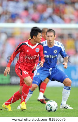 BANGKOK - JULY 24 : F.Lampard (B) in action during Coke Super Cup :Chelsea Asia Tour 2011 Thailand. TPL All Star between Chelsea at Rajamangla Stadium ,July 24, 2011 in Bangkok, Thailand.