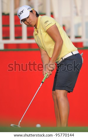 PATTAYA, THAILAND-FEBRUARY 16:Yani Tseng of Taiwan watches the ball after a put shot during hole18 first round the Honda LPGA 2012 on February16,2012 at Siam Country Club Old Course in Pattaya,Thailand