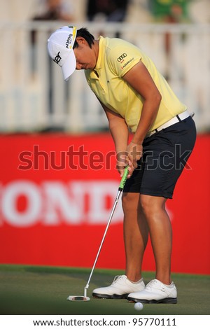 PATTAYA, THAILAND-FEBRUARY 16:Yani Tseng of Taiwan watches the ball after a put shot during hole18 first round the Honda LPGA 2012 on February16,2012 at Siam Country Club Old Course in Pattaya,Thailand