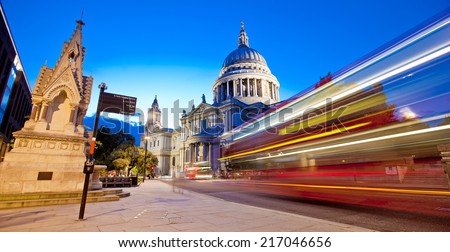 Red London bus in front of St Paul\'s Cathedral