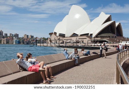 SYDNEY - DECEMBER 15: Tourists, and the Iconic Sydney Opera House. Is a multi-venue performing arts centre also containing bars. December 15, 2011 in Sydney, Australia.