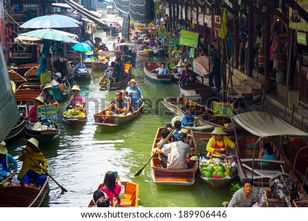 RATCHABURI, THAILAND - MARCH 24: Local peoples sell fruits, food and souvenirs at famous tourist attraction Damnoen Saduak floating market on March 24, 2014 in Ratchaburi, Thailand.