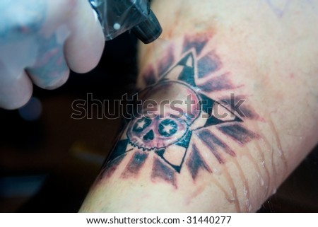 five pointed star outline skull in a star tattoo on the leg