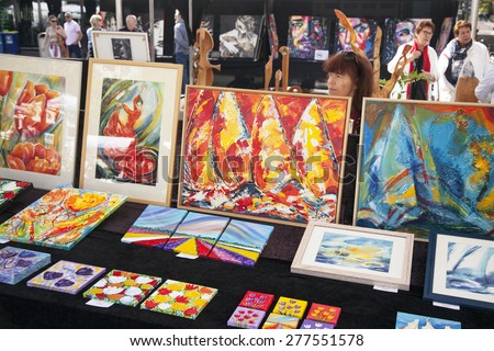 Amsterdam, Netherlands, 10 may 2015: colorful paintings on amsterdam rembrandtplein art market