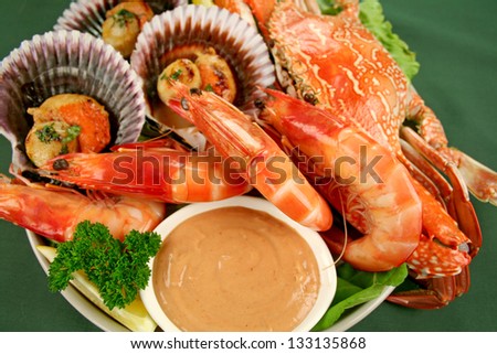Fresh seafood platter of cooked shrimps, sand crab and pan fried scallops with coriander with Thousand Island Dressing.