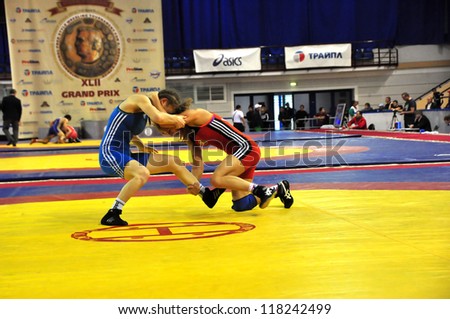 MINSK, BELARUS - SEPTEMBER 16: Unidentified female (red) scores a three point throw during Grand Prix for the prizes A.Medved in freestyle wrestling on September 16, 2012 in Minsk, Belarus.