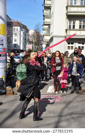 BERLIN - March 1st: Unidentified street artist on the BOXAGENGER PLATZ  (flea market) on March 1 2015 in Berlin, Germany.