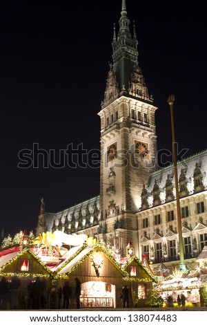 Christmas market in Hamburg in front of the town hall.