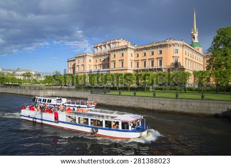 SAINT PETERSBURG, RUSSIA - MAY 24, 2015: Pleasure boat trips on the river Sink at the engineers ' castle. The beginning of the summer season