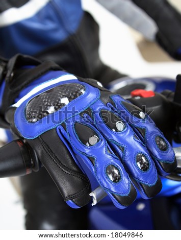Leather motorcycle gloves with carbon fiber protection