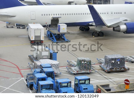Loading an aeroplane with airfreight at an airport