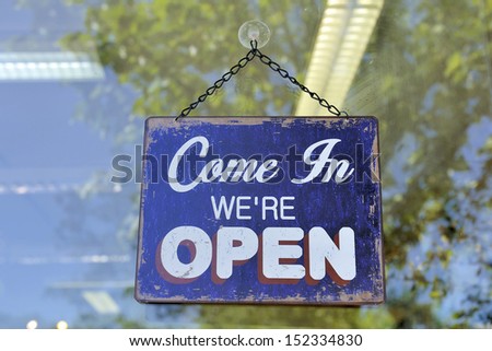 sign at a shop with the text: come in we\'re open