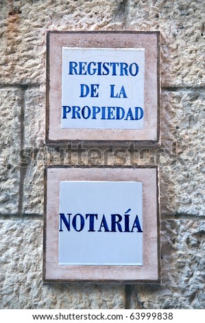 Nameplate of an office of notary. In spanish language; text at upper sign means:\