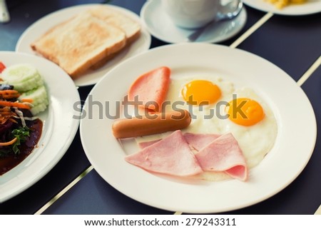 Ham breakfast served with coffee, toast and salads that taste good and smell the mold, which is very popular.