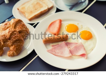 Ham breakfast served with coffee, toast and salads that taste good and smell the mold, which is very popular.