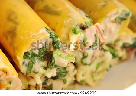 Cannelloni with spinach and white sauce