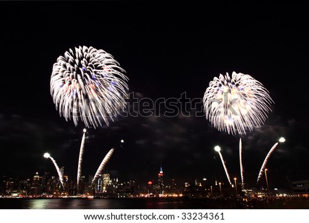 NEW YORK - JULY 4:  Fireworks explode during the Macy\'s 4th of July fireworks display on July 4, 2009 in New York City. The fireworks display featured more than 40,000 shells.