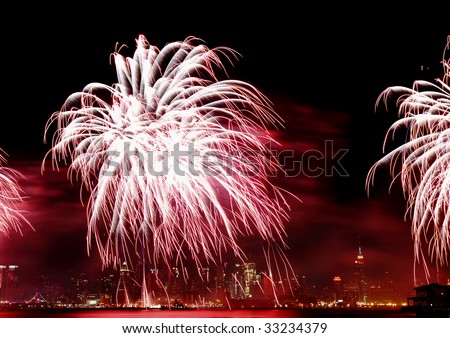 NEW YORK - JULY 4:  Fireworks explode during the Macy\'s 4th of July fireworks display on July 4, 2009 in New York City. The fireworks display featured more than 40,000 shells.