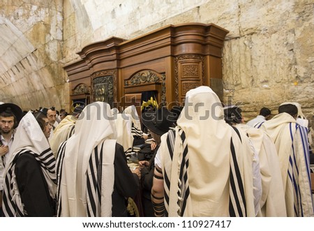 JERUSALEM - JULY 29: Jewish men prays in the Wailing wall during the Jewish holy day of Tisha B'av, on July 29, 2012 in old Jerusalem, Israel