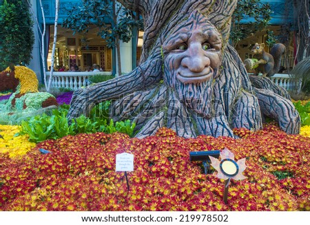 LAS VEGAS - SEP 18 : Fall season in Bellagio Hotel Conservatory & Botanical Gardens on September 18, 2014 in Las Vegas. There are five seasonal themes that the Conservatory undergoes each year.