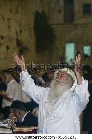 JERUSALEM - SEP 26 : Jewish old man prays during the penitential prayers the \