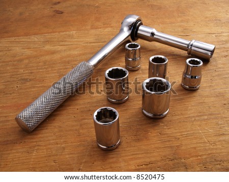Socket wrench with six extra sockets
