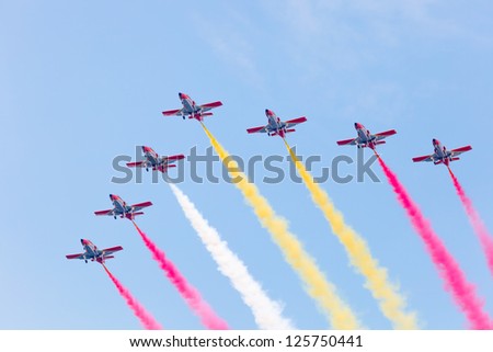 CADIZ, SPAIN-SEP 13: Aircrafts of the Patrulla Aguila taking part in a exhibition on the 2nd airshow of Cadiz on Sep 13, 2009, in Cadiz, Spain