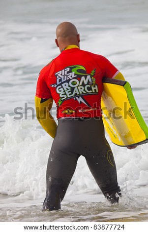 SAN FERNANDO, CADIZ, SPAIN -FEB 19: Unknown bodyboader going to the water on the 2nd championship of Surf and BodyBoard Impoxibol on Feb 19,2011 on the beach of Camposoto of San Fernando, Cadiz, Spain