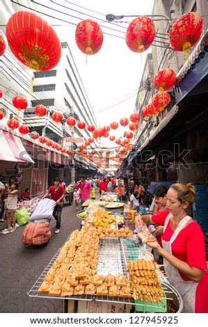 BANGKOK - FEBUARY 10 : Chinese New Year 2013 - Street Vendor in Chinatown, Bangkok, Thailand on 10th Febuary 2013