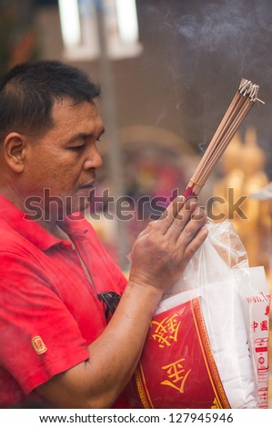 BANGKOK - FEBUARY 10 : Chinese New Year 2013 - Praying at Temple in Chinatown, Bangkok, Thailand on 10th Febuary 2013