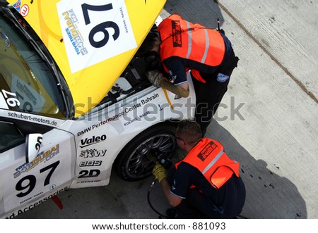 a pit crew ar work during the Dubai 24 hour race