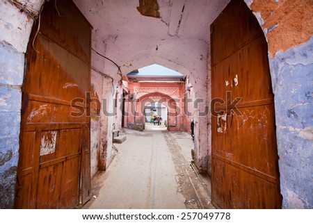 JAIPUR, INDIA - JAN 25: Entrance to the old Indian house through an rusty open gate in Pink City on January 25, 2015. Jaipur, with population 6,664000 people, is a capital of Rajasthan